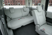 床下収納を可能とするため、背もたれは天地方向に短いつくりとなっている。