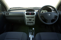 スポーツには、「MDプレイヤー付きラジオ＋6スピーカー」が標準で装備される。ステアリングホイールのスイッチで、コントロール可能だ。