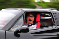 “初恋の人”「328GTS」を駆り、ヨロコビのあまり、ヘン顔（!?）をキメる筆者。（写真＝池之平昌信）