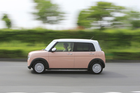 3代目「アルトラパン」の燃費性能は、AGS仕様のFF車で29.6km/リッター、4WD車で27.4km/リッター、CVT仕様のFF車で35.6km/リッター、4WD車で33.2km/リッターとなっている（すべてJC08モード）。
    