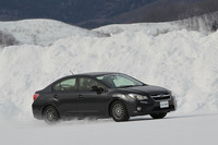 こちらは旧型「ガリットG5」を履いた「インプレッサG4」。ブロックやサイド剛性が低く、タイヤの変形を感じながら走るイメージだ。