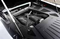 5.2リッターV10自然吸気ユニットは610psと57.1kgmを発生する。