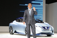 「IDSコンセプト」と日産のカルロス・ゴーン社長。
