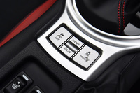 
	足まわりの改良に合わせ、VSC（横滑り防止装置）の制御も変更された。「TRACK」モードの選択やVSCのカットは、センターコンソールのスイッチで行う。
	