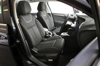 シート表皮にはファブリックを採用。オプションでもレザーシートは用意されていない。