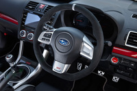 
	「NBRチャレンジパッケージ」専用のウルトラスエード巻きステアリングホイール。通常の「S207」には、メッキベゼルと金属調の装飾が施された、本革巻きステアリングホイールが装備される。
	