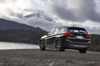 ラインナップは4WD車の「xDrive20i」「xDrive25i」とFF車の「sDrive18i」の3種類。それぞれに標準モデルと「xライン」「Mスポーツ」の3つの仕様が用意されている。