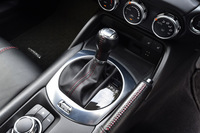 6段ATのシフトセレクター。手前のスイッチで「SPORT」モードを選択すると、より低いギアを選択するよう変速制御が切り替わる。