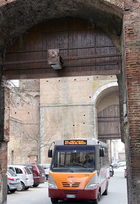 シエナ旧市街の入口。中世以来の門の上部に、イタリア版ETC通信機が隠されている。