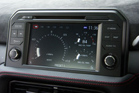 ダッシュボード中央の8インチディスプレイには、カーナビゲーションやインフォテインメント関連の機能に加え、ブースト計や油圧計、水温計などのメーター表示、タイムロガーなど、さまざまな機能が備わっている。