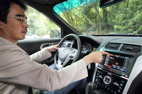 新しく採用された「MyFord Touch（マイ・フォード・タッチ）」は、オーディオ、空調、ハンズフリー電話、インフォメーションの4つの機能からなるインターフェイスシステム。タッチパネル式のセンタースクリーンやステアリングスイッチなどで操作が可能だ。