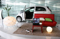 家電製品への100Wまでの電力供給を可能とする「ACパワーサプライEZ」（ディーラーオプション：1万5540円）も用意される。