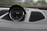 走りに関する装備としては、「スポーツクロノパッケージ」や「ポルシェ・アクティブサスペンション・マネージメントシステム（PASM）」などが標準で搭載される。
    