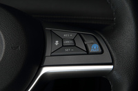 「プロパイロット」の操作方法は一般的なクルーズコントロールとほとんど変わらない。青いマークの「プロパイロットスイッチ」でシステムを起動し、「RES＋」「SET－」のスイッチで車速を調整する。