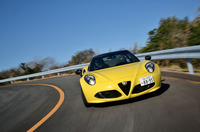 
	「4Cスパイダー」の全高は1190mm。アルファ・ロメオのコンパクトモデル「ミト」と比べて、275mm低い。
	