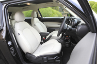 「クーパーD ペースマン」のシートは全4種類の中から選択が可能。テスト車にはオプション設定の「レザーグラビティーシート」が装備されていた。
    