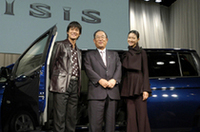 
	アイシスTVCFキャラクターの唐沢寿明さんと小雪さん。中央は、トヨタ自動車の張富士夫社長。
	 