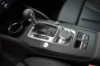 テスト車のトランスミッションはデュアルクラッチ式ATの「Sトロニック」。6段変速のものが搭載される。