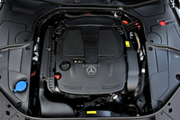 ハイブリッドシステムは第2世代に進化し、最高35km/hまでにモーター走行が可能となったほか、高速走行時に惰性でコースティングする「セーリング機能」が備わった。JC08モード燃費は15.4km/リッター。