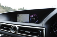 計器盤と隣り合わせに鎮座する、12.3インチの液晶モニター。カーナビゲーションや車両情報などを常時2画面で表示することができる。