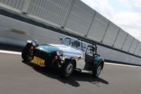 490kgという車重の軽さもあって、動力性能に不足はなし。0-100km/h加速は6.9秒、最高速は160km/hと公表される。
    