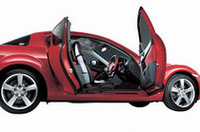 
	特徴的な観音開きドア。前後ドアの開口部は、約900mmという
	 