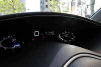 メーター内には、速度とエンジン回転数のほか、エコな運転の達成度やアイドリングストップ時間も表示される（ECOメーター）。