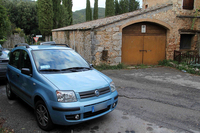 シエナ県・人口十数名の小さな村に、その「フィアット・パンダ」はたたずんでいた。