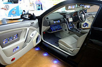 派手なインストール演出と多数のモニター装着で露出度抜群のスカイライン（写真上と下）。サンバイザーをはじめ、コンソール、リアトランクに多数のモニターを装着。イルミネーションのライティングも素晴らしい。