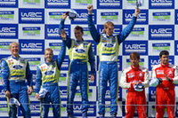 表彰台に並んだ、（左から）2位のヒルボネン、3戦連続の勝利を手にしたグロンホルム、そしてシトロエンのローブ。 フォードを駆る地元フィンランドの2人が1-2フィニッシュをきめた。