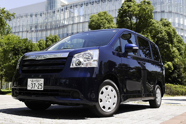【スペック】8人乗り:全長×全幅×全高=4595×1695×1850mm／ホイールベース＝2825mm／車重＝1560kg／駆動方式＝FF／2リッター直4DOHC16バルブ(143ps/5600rpm､19.8kgm/3900rpm)／価格＝220万5000円(テスト車＝288万9600円)

