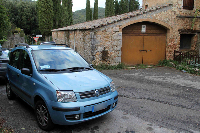 シエナ県・人口十数名の小さな村に、その「フィアット・パンダ」はたたずんでいた。