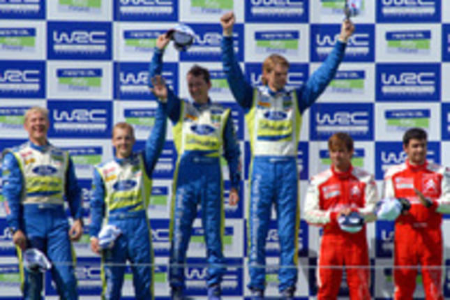 表彰台に並んだ、（左から）2位のヒルボネン、3戦連続の勝利を手にしたグロンホルム、そしてシトロエンのローブ。 フォードを駆る地元フィンランドの2人が1-2フィニッシュをきめた。