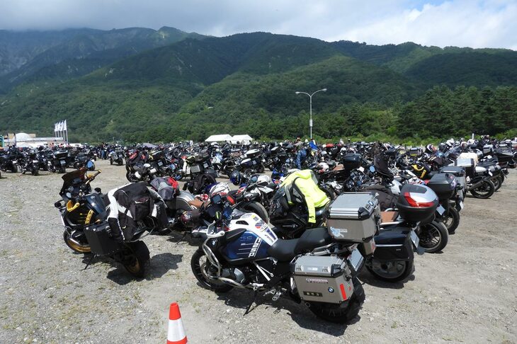 駐車場はご覧のとおり、見渡す限りのBMWである。