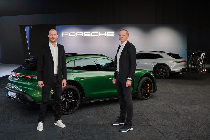 「タイカン クロスツーリスモ」の世界初公開の様子。ミュンヘン見本市会場のハイパーボウルスタジオにて、7000万画素のスクリーンを介して行われた。