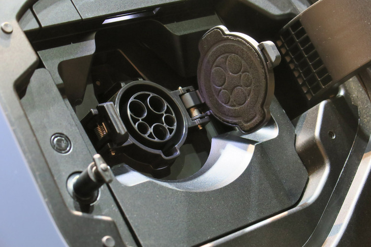 スバル・ソルテラ（充電口＜普通充電＞）