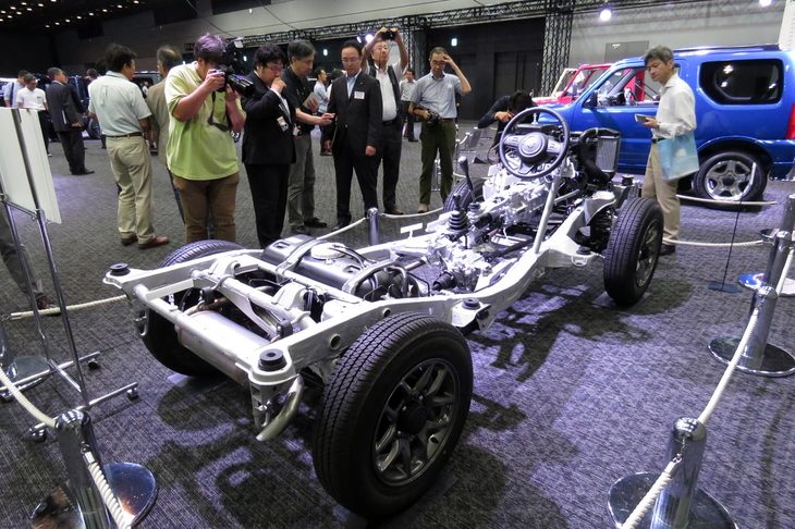 新型「ジムニー」のランニングシャシー。
