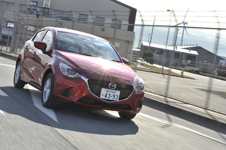 全モデルで電動パワーステアリングの操舵（そうだ）初期のコントロール性が改善されており、ステアリングが軽くなっている。