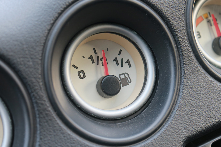 遠州森町PA出発時の燃料計の様子。旅の折り返し地点……のちょい手前くらいだが、ガソリンタンクには半分以上燃料が残っていた。この時点で、難所である神奈川・静岡の“山越え”ゾーンはほぼクリア。無給油チャレンジは想像以上に順調だった。