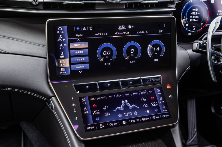 押しボタン式のシフトセレクターを12.3インチ（上部）と8.8インチ（下部）のタッチ式液晶パネルの間に配置。車両設定やエアコン、インフォテインメントシステムなどほとんどの操作がセンターディスプレイを介して行える。