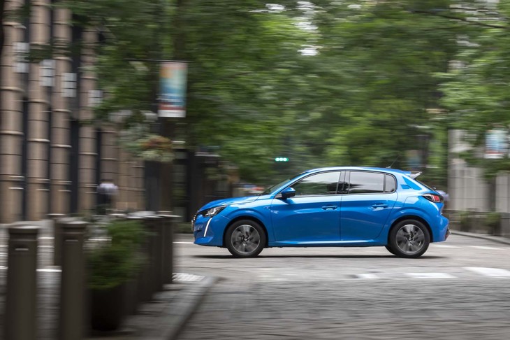 「208アリュール」のボディーカラーは、写真の「ヴァーティゴ・ブルー」（青系）のほか、黒・赤・黄・白系の全5色がラインナップされている。