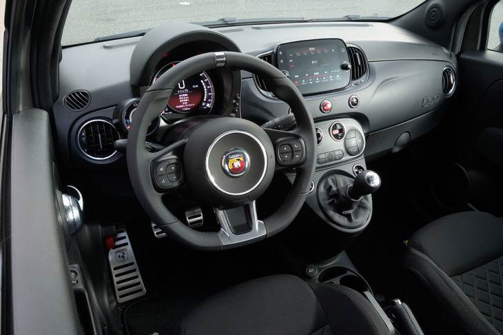 ハンドル位置は左右のいずれかを選択可能。フルオートエアコンや、携帯端末との連携機能を備えたインフォテインメントシステム「Uconnect」などが標準で備わる。