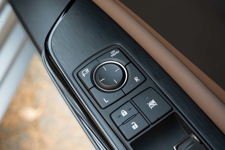 「デジタルアウターミラー」の画角やウインカー操作時およびリバース時の画面拡大などはドアハンドル前方のスイッチで設定できる。