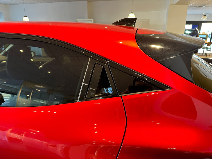 後部ドアハンドルはビルトイン型。家族車として使われることが多いクリオにとっては、通常のグリップ式のほうがいい気もする。