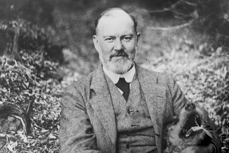 フレデリック・ヘンリー・ロイス
	（1863年～1933年）
	
	電気技師として自身のキャリアをスタートさせ、1884年に電動クレーンや発電機の製造会社を設立。1904年に自動車製造に乗り出す。1906年に盟友チャールズ・スチュワート・ロールスとともに、自動車および航空機エンジンの製造会社ロールス・ロイスを設立した。