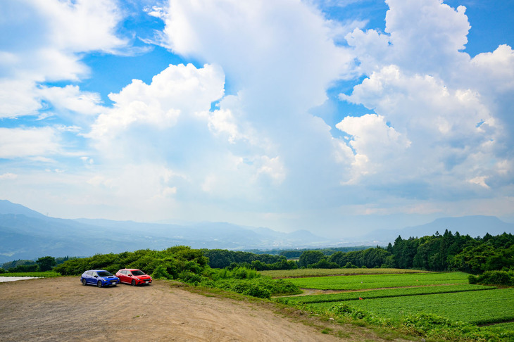 「日本百名山『上州武尊山』などの名峰を一望できる絶景スポット。広々とした駐車スペースがあり、愛車とゆったり山の表情が楽しめます」と「スバロード」アプリで紹介される「松の木ビューポイント」。