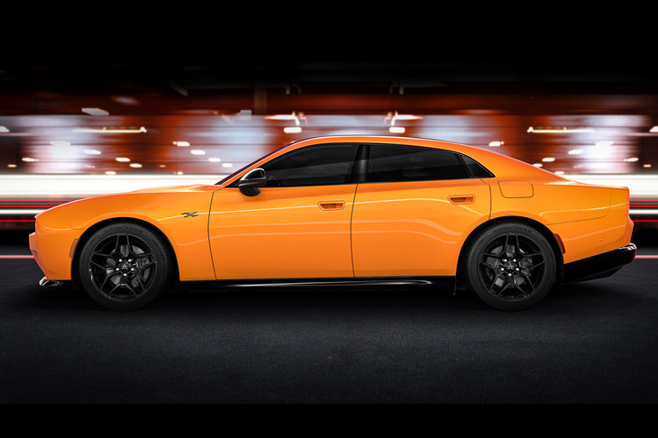 4ドアセダンのサイドビュー。「チャージャー」の歴史をひも解くと、1960～1980年代のモデルはいずれも2ドア／3ドアのクーペだった。一方で、2005年に復活して以降は4ドアセダンのみのラインナップとなっている。セダンとクーペの両方が用意されるのは、これが初のこととなる。