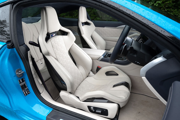 軽量・高剛性で座り心地やホールド性にも優れる「Mカーボンバケットシート」。同シートを選択すると、ランバーサポートやアクティブベンチレーション機能は非搭載となる。