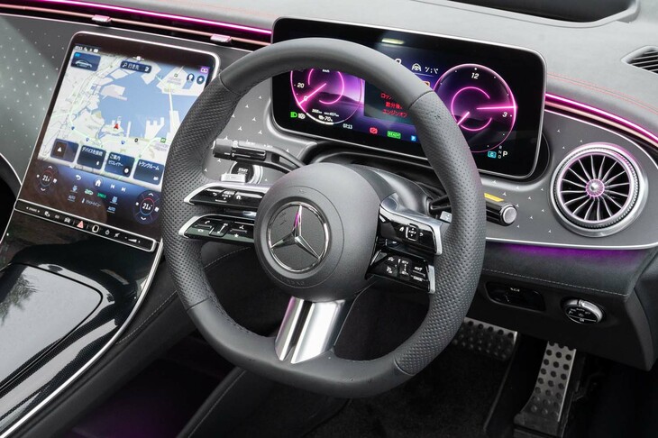 横スポークが上下2分割のステアリングホイールは「AMGラインパッケージ」に含まれている。スポークはかなり太い。