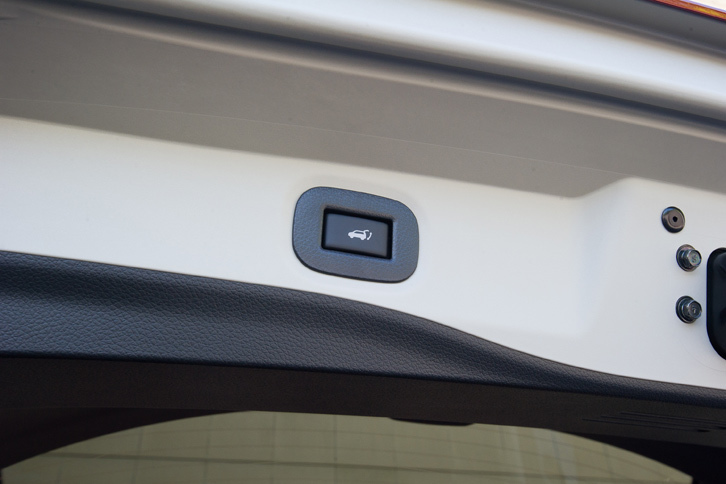 日産エクストレイル20Xハイブリッド（電動テールゲートのスイッチ）